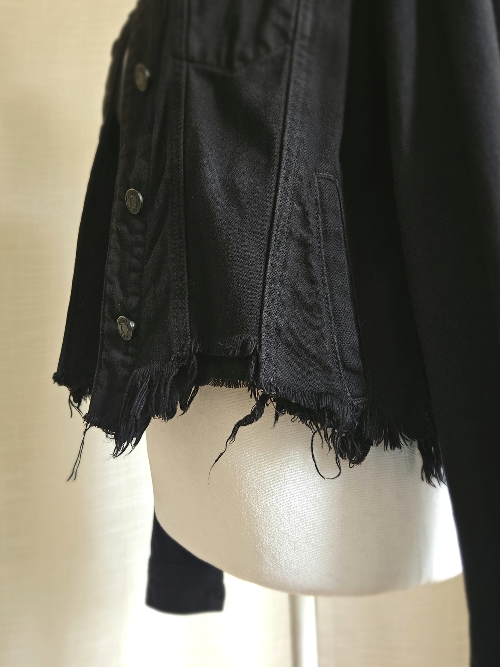 HIDDEN JEANS Black Raw Hem Cropped Denim Jacket Size S Frayed Edge Stretch - Picture 5 of 14